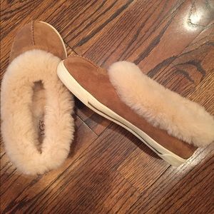 UGG slippers children’s size 2 EUC